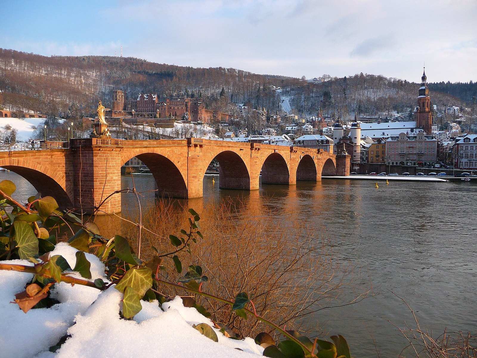 Alte Brücke und Altstadt nach Neuschnee