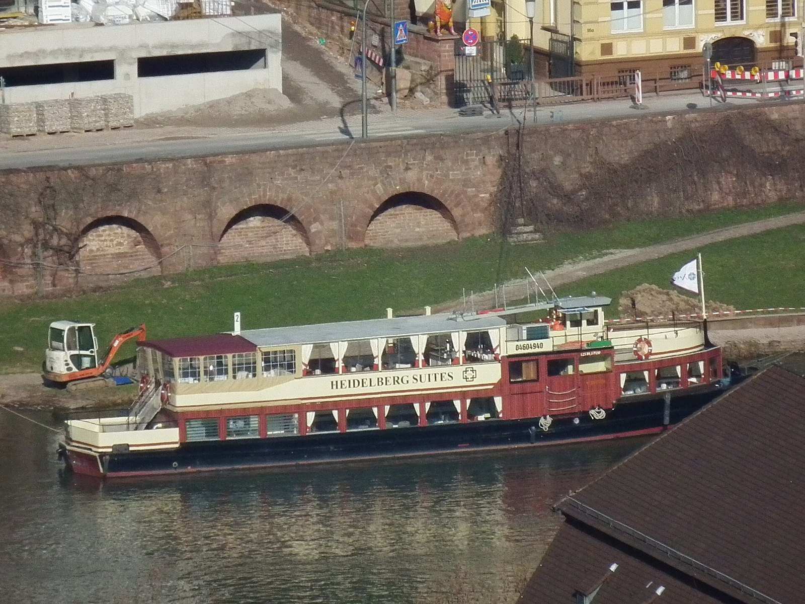 Restaurantschiff Patria vor den Heidelberg Suites in Neuenheim