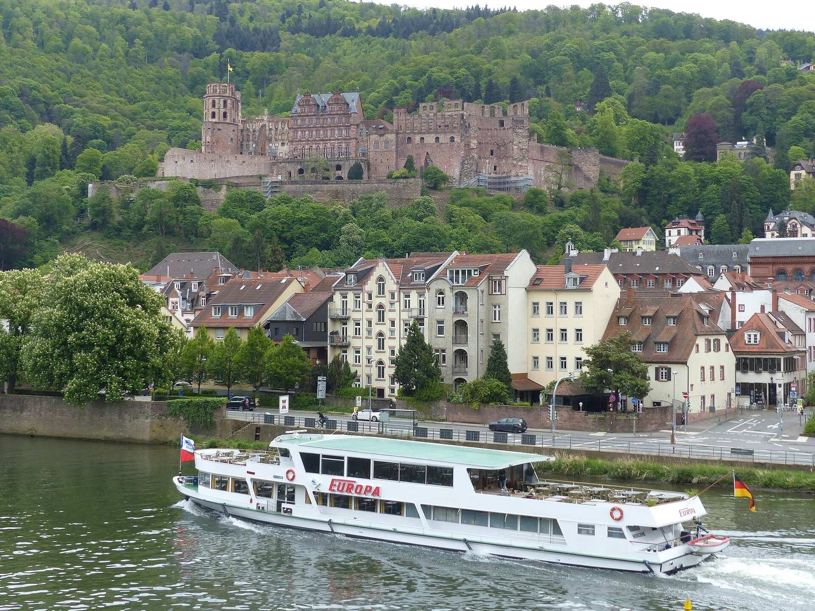 Ausflugsschiff Europa auf dem Neckar, dahinter das Heidelberger Schloss