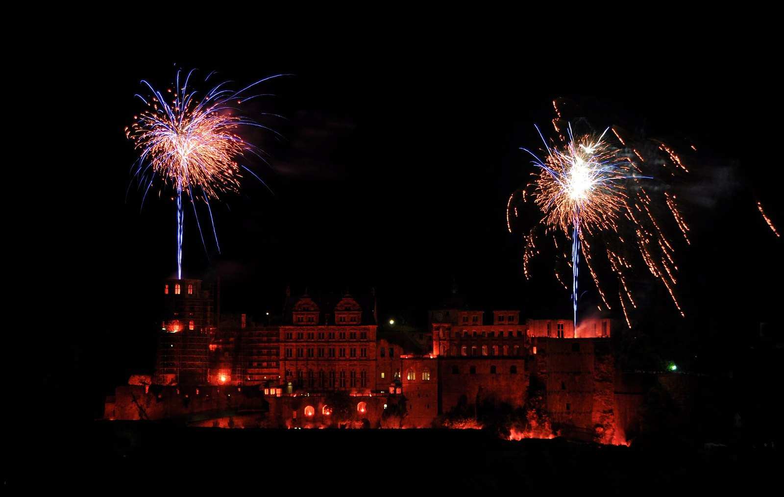 Heidelberger Schlossbeleuchtung mit rotem Licht und Feuerwerk